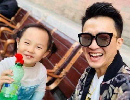 生活中杨帆也同样滋润幸福,和妻子结婚后育有一个可爱的女儿,一家三口