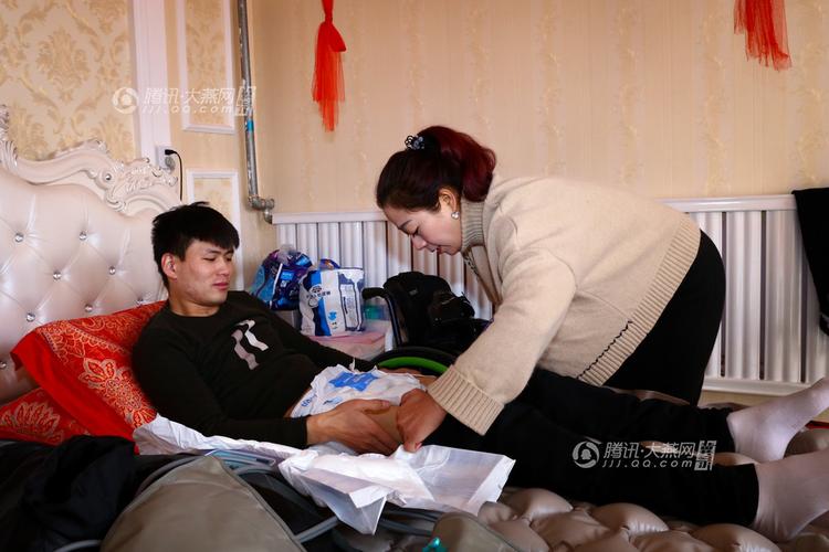 截瘫小伙做直播成网红 美女粉丝零彩礼与其结婚