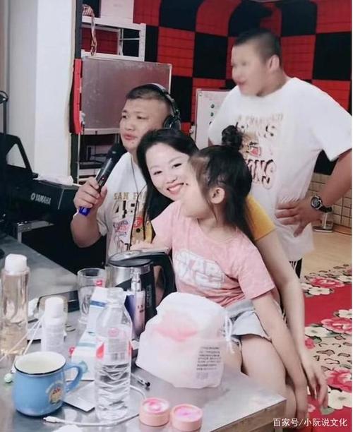 现在的草帽姐名牌加身,豪车出行,住的也是豪宅,既是歌手又是演员, 与