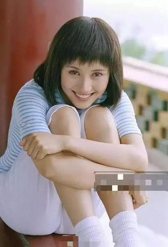 袁泉年轻的时候简直和现在没差啊,还是深深的眼窝,满脸的胶原蛋白.