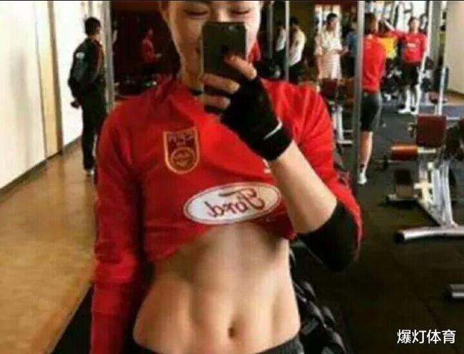 陈梦腹肌线条明显,国脚却肚子一堆肉,这