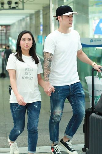 蒋劲夫与日本女友合体现身,两人对视搭肩,牵小手超恩爱