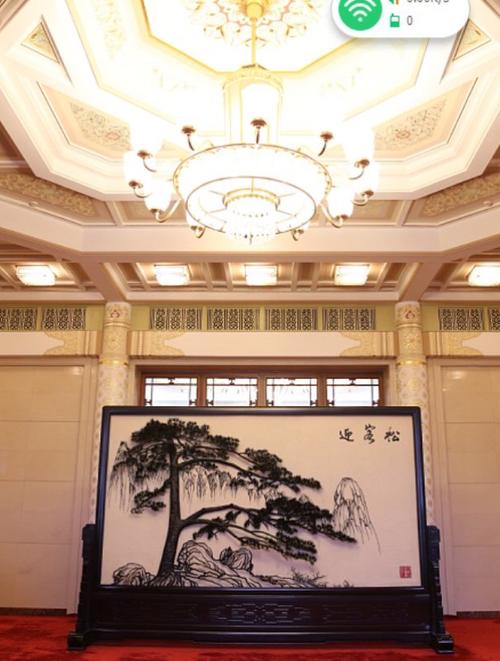 的大型画稿制作的大型铁画巜迎客松》一直摆放在人民大会堂接待大厅