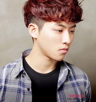 可以或许很好的展示男孩子可爱气质,这款整洁平刘海长发发型,遮挡男孩