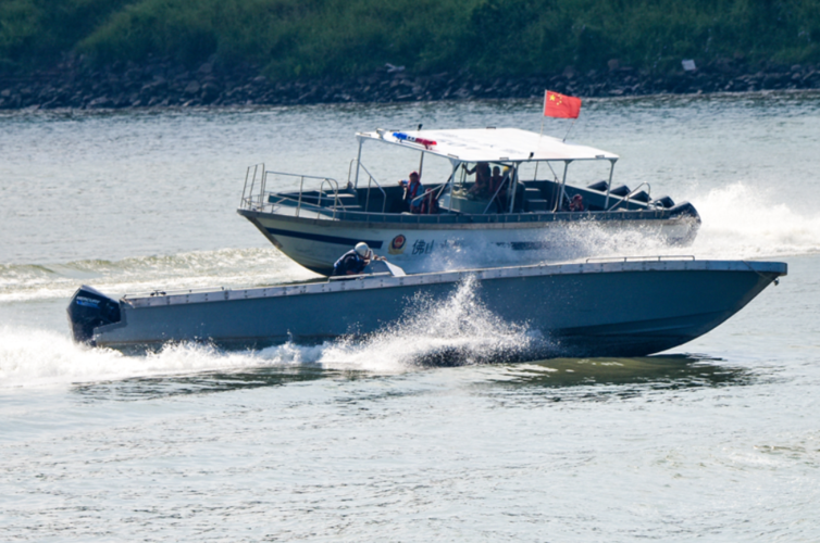 "大飞"疯狂逃窜,高速执法快艇紧追不舍.