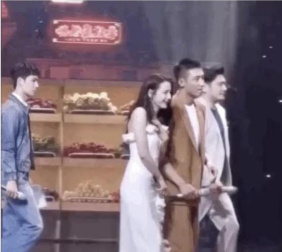 原创恋情实锤!热巴不顾粉丝抵制也坚持同台,两人借工作空隙深情对望