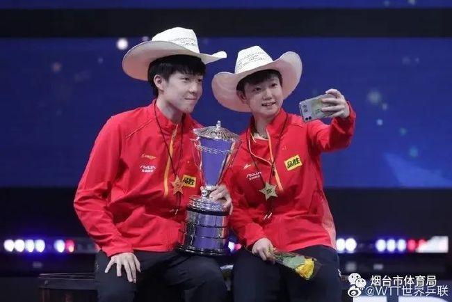 我们拥抱了一下王楚钦孙颖莎庆祝世乒赛夺金