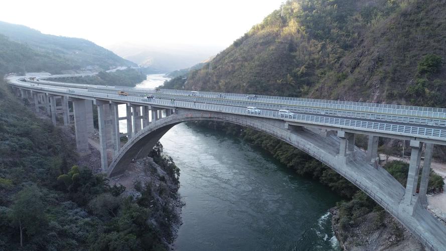 即将通车的思澜高速公路1合同段雄伟靓丽的澜沧江特大桥.