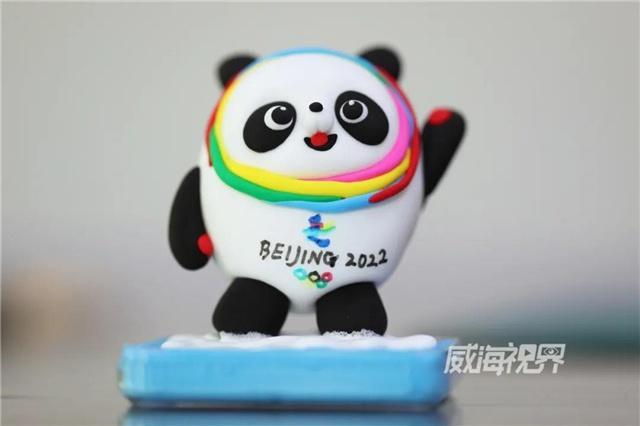 除了耀眼的金牌,运动员手中的吉祥物"冰墩墩"也吸引了她的注意.