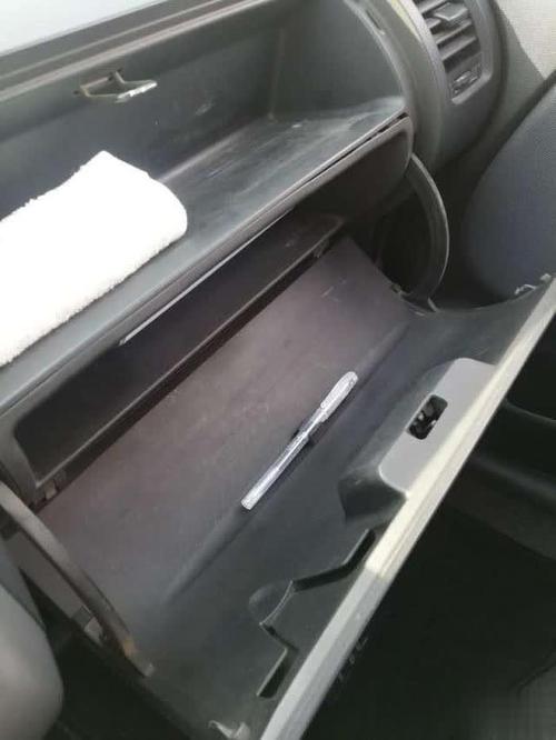 副驾手套箱,空间够用,里面还设计了个笔夹,挺实用,不错