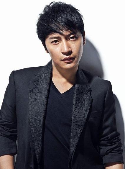 辣眼睛!陈志朋裹"床单"t台走秀摔个狗啃泥,网友:不作不死