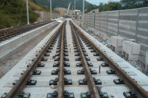 同为铁轨!为何火车道必须铺石头?而高铁轨道却没有一块石头?