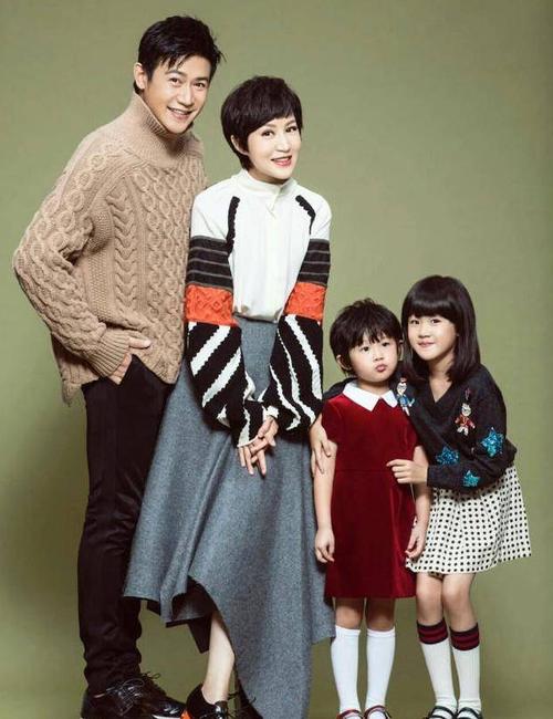 陆毅与妻子鲍蕾全家出游近照,妻子素颜温婉气质好,两女儿很可爱