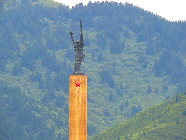 红军长征纪念碑(在入住酒店拍摄,,长焦数码相机,只能拍到侧面)