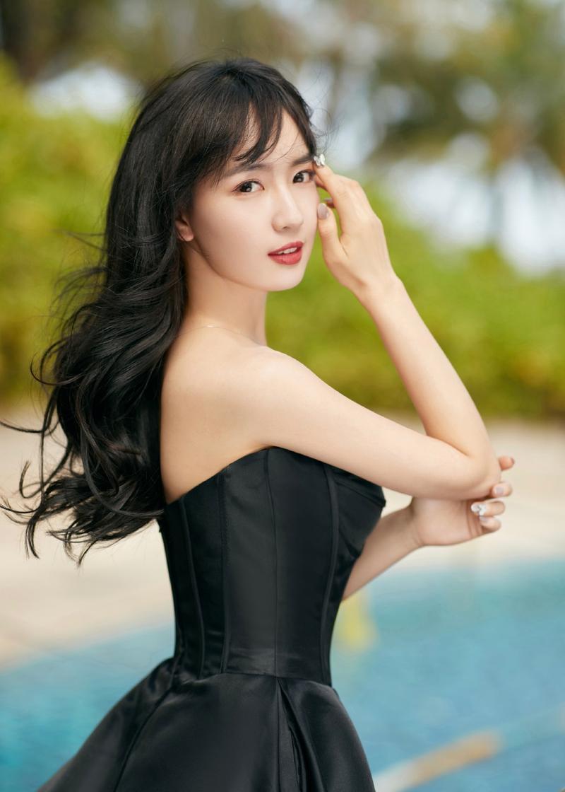 秦牛正威抹胸黑裙性感写真图片