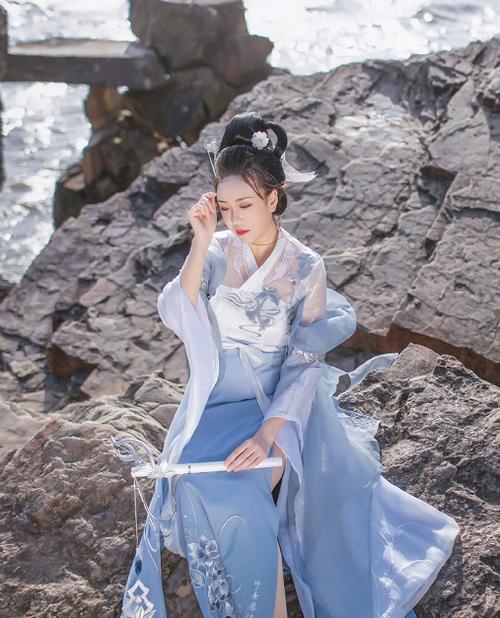 cosplay《天涯明月刀》游戏人物移花,小姐姐清雅脱俗气质迷人