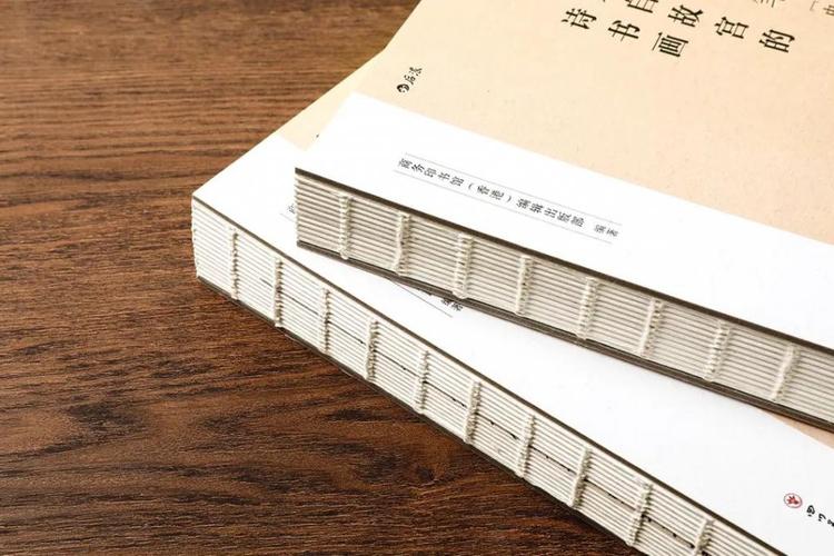 采用 锁线裸脊,版式更疏朗,图片更大,而且可以 完全平摊,赏画读诗,都