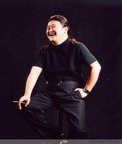 刘欢:上机就睡,一人躺下占一排座,素质不高!