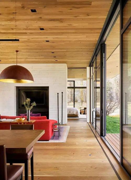 农村的大平房,装修太有品味!卧室三面玻璃,躺着看美景