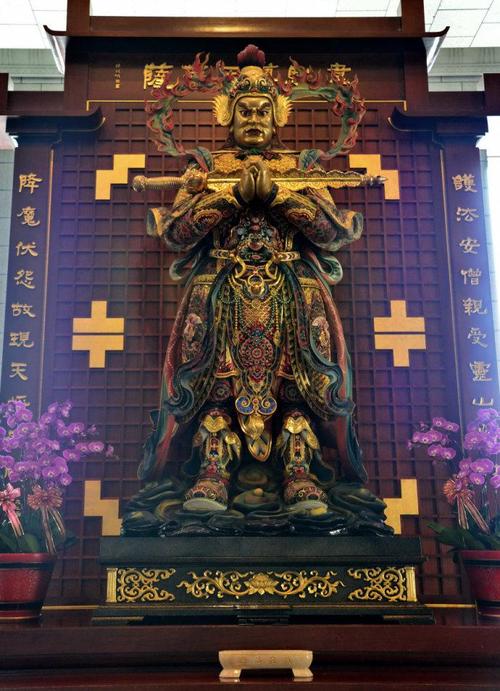 两旁的对联是:大肚能容了却人间多少事,满腔欢喜笑开天下古今愁!