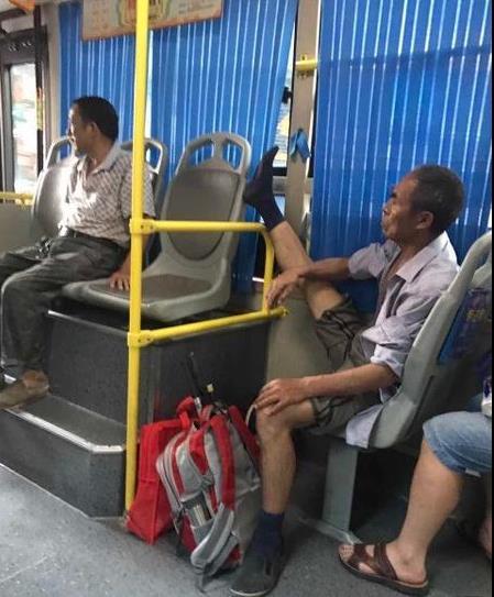 大爷公交车上练劈叉不雅坐姿霸气外露