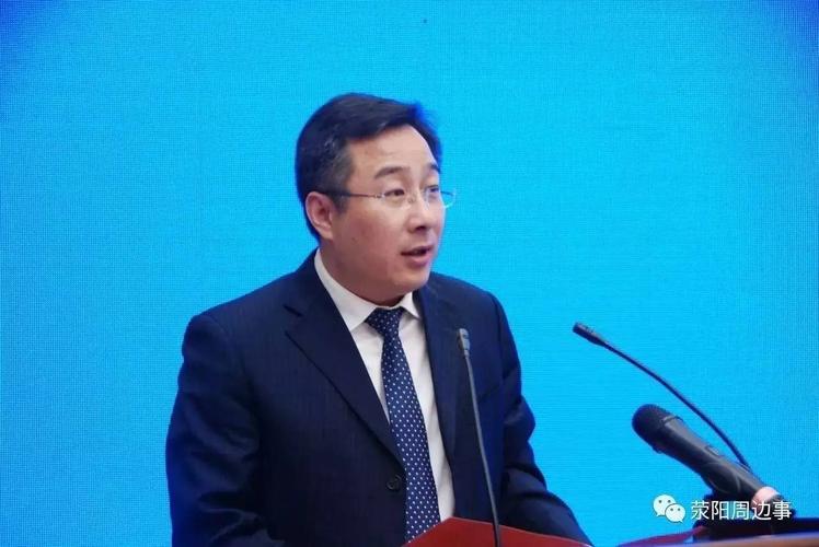 荥阳市委书记宋书杰为河南楚河汉界象棋队授旗