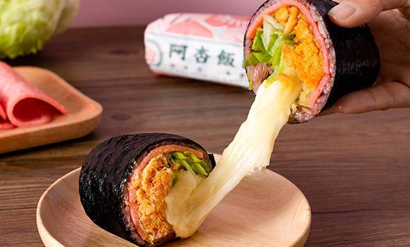 更要吃的营养健康,因此,原本较小的特色小吃,如饭团,开始流行起来;而