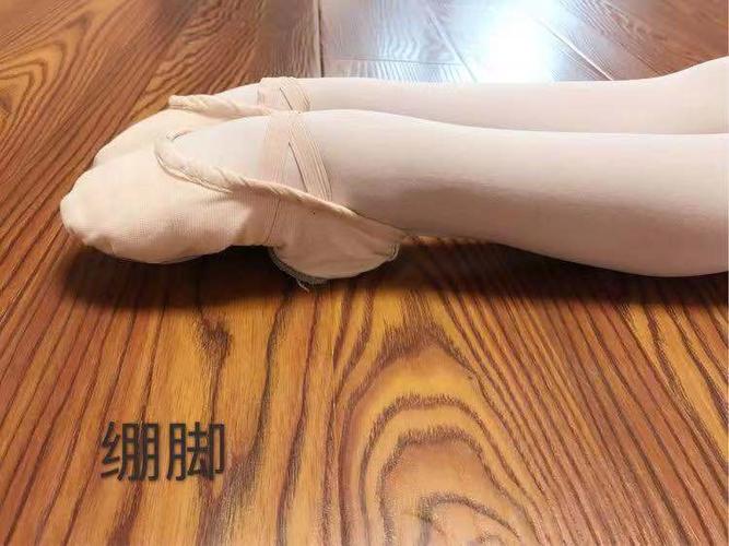 中国舞班 写美篇温馨提示: 1,绷脚小脚尖和整个脚背都要向下使劲儿