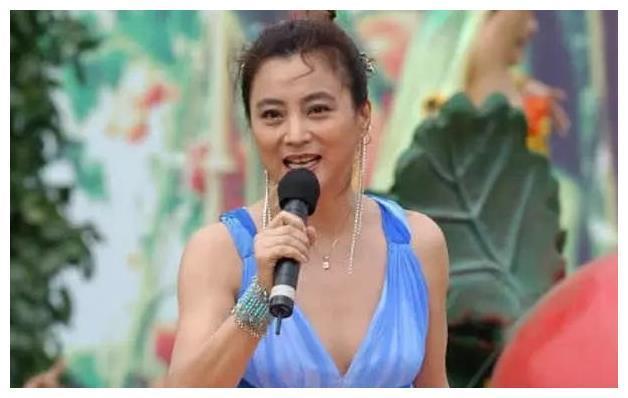 二婚嫁外国老公被独宠6年,如今离婚后带儿子回国捞金,她就是李玲玉