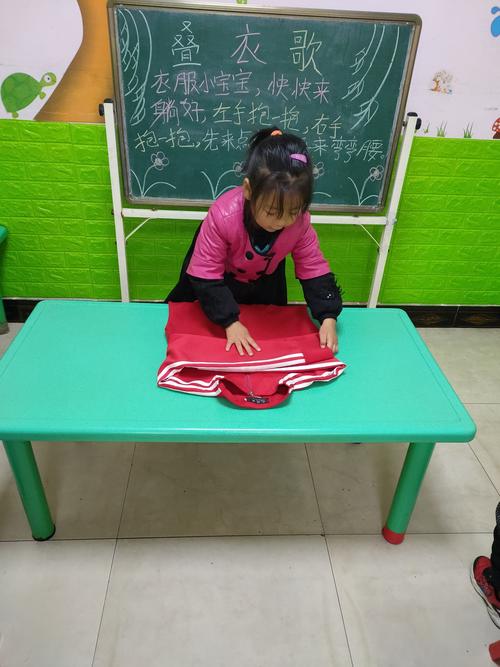 我的小手真能干---长安曙光幼儿园大班叠衣服比赛活动