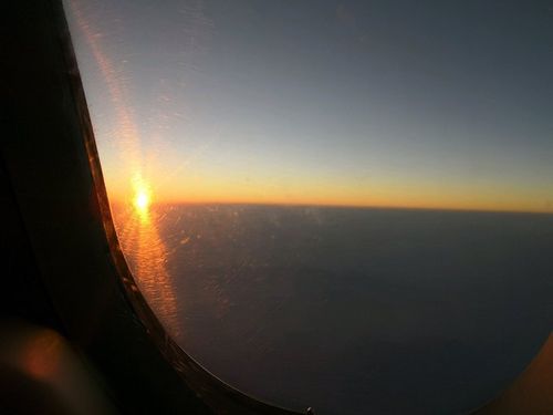 飞机上,日出很美,手机像素略渣.