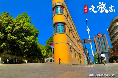 外形酷似酒杯,寓意"双杯庆胜利",目前已经默默守护昆明胜利堂70余载