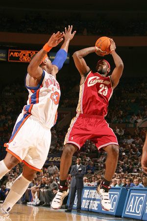 图文-骑士102-96尼克斯 詹姆斯轻松后仰跳投