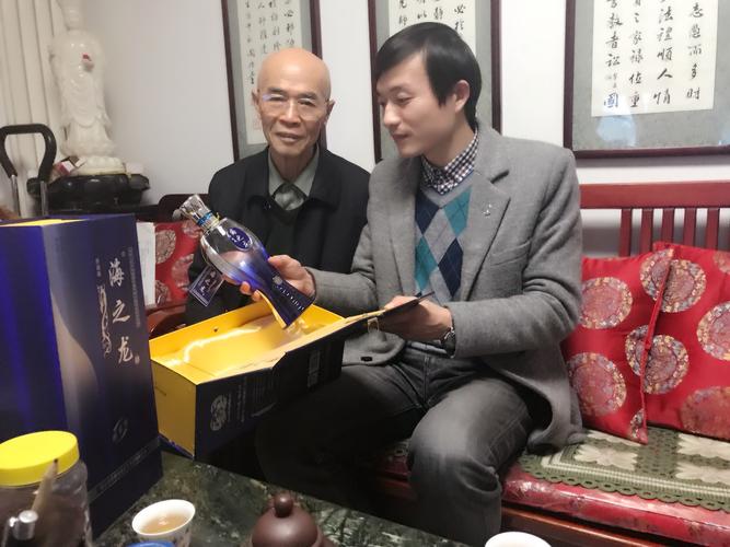 中国收藏家协会会长闫振堂与黄曙光董事长交流生产海之龙收藏酒