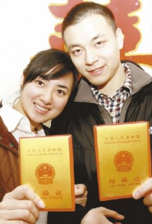 在无锡工作的江先生和章女士回到重庆领取结婚证.记者罗川摄