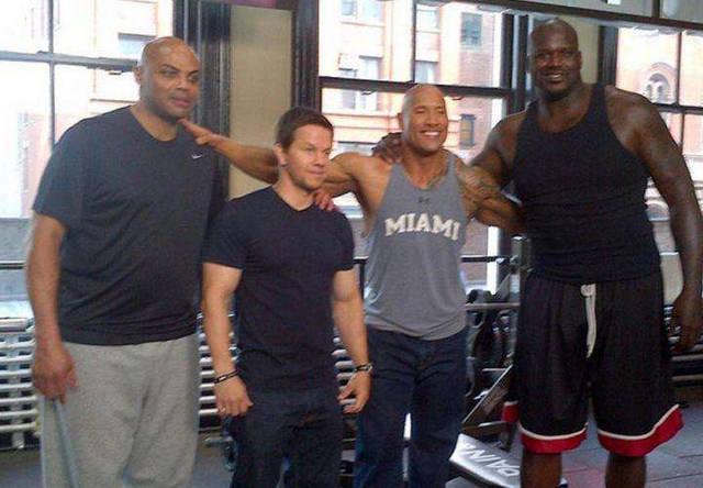 肌肉再强也别和nba球星合影!强森显娇小 泰森成"小森森"