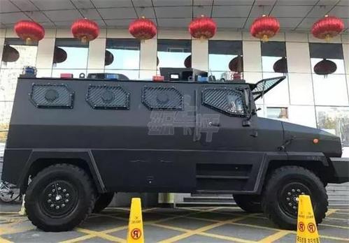 这台国产防弹车气势不输乔治巴顿,土豪买了后附近的加油站笑了!