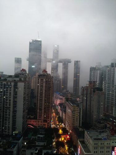 据说重庆雾日之多不仅冠于全国,就是著名的国际雾都也望而莫及.