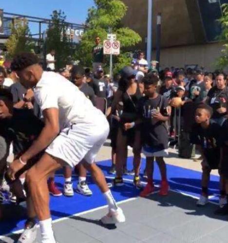 字母哥小腿肌肉太牛了!同框俩同胞兄弟,难怪独独他在nba成功