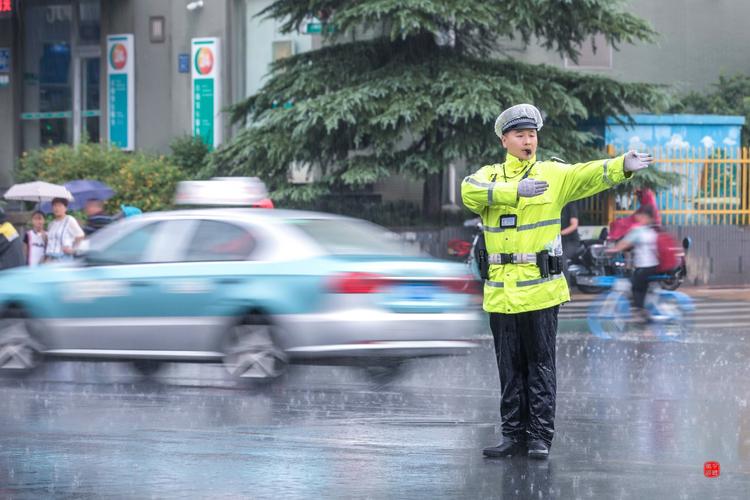 雨中交警