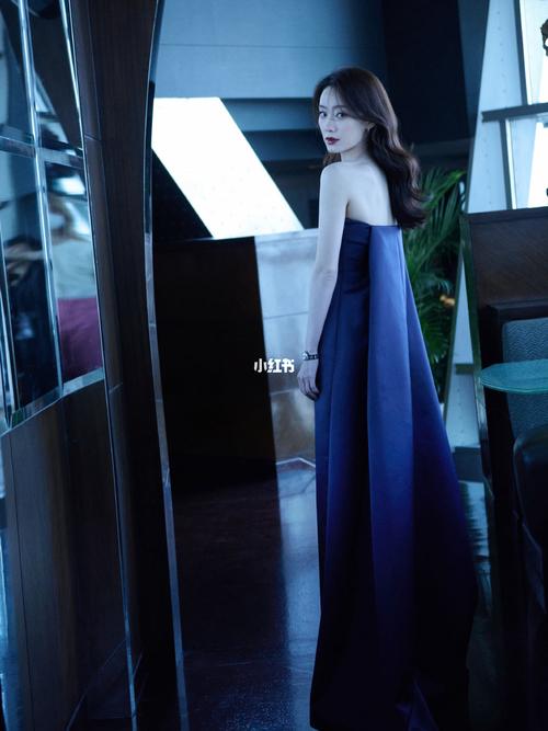 张小斐身穿lanvin 2021早秋系列深蓝色礼服裙现身微博电影之夜