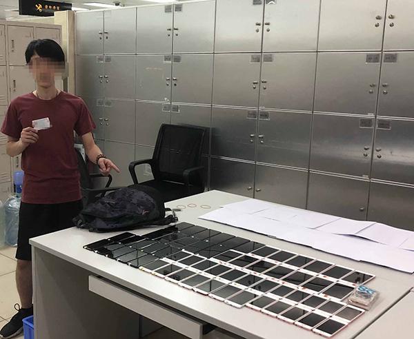 拱北海关查获两名旅客携带93部苹果手机入境(图)