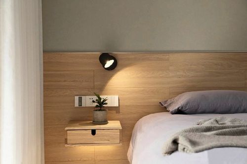 悬空的床头柜非常别致,下方设置灯带,营造轻盈灵动的氛围.