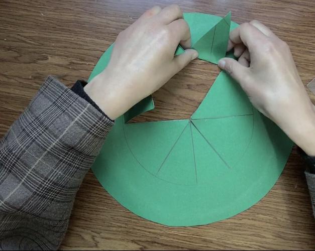 亲子手工制作《春天里的帽子》 写美篇第一步:我们把事先准备好的圆形