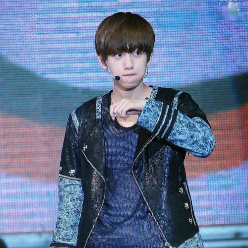 被伯贤出道初照片惊到的路人.不愧是行走的圈粉机器