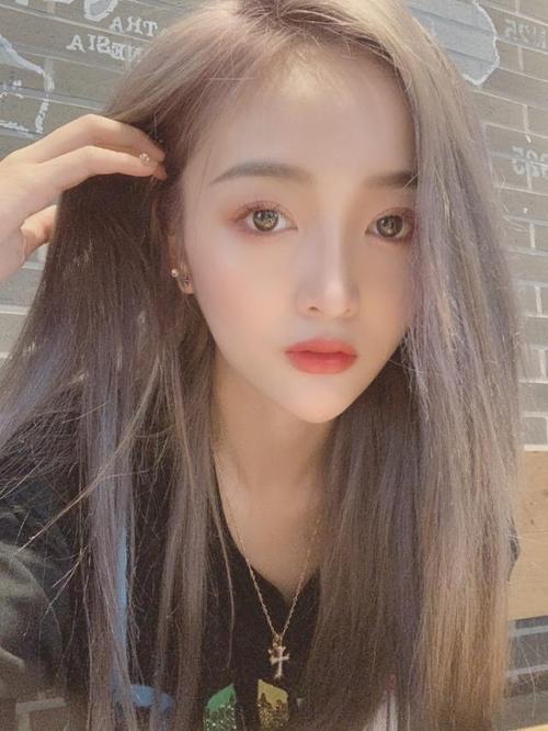 吴宣仪换新发色似漫画少女 调皮问粉丝"可还行?