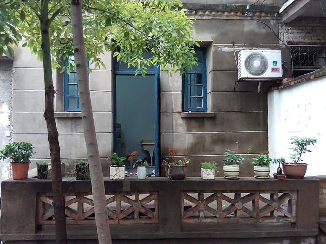一栋老房子的院子,第一次来时,不曾想到,之后会在这里办公一段时间.