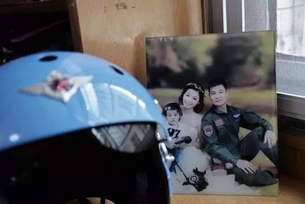 牺牲飞行员张超妻子催泪长文曝光 诉说着无人可解的思念(组图)