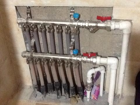 我想问一下,下面这个分水器阀门方向对吗?家里不热.略冷