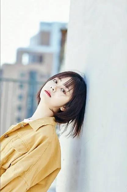 谭松韵少女感十足一头清爽的学生头娃娃脸